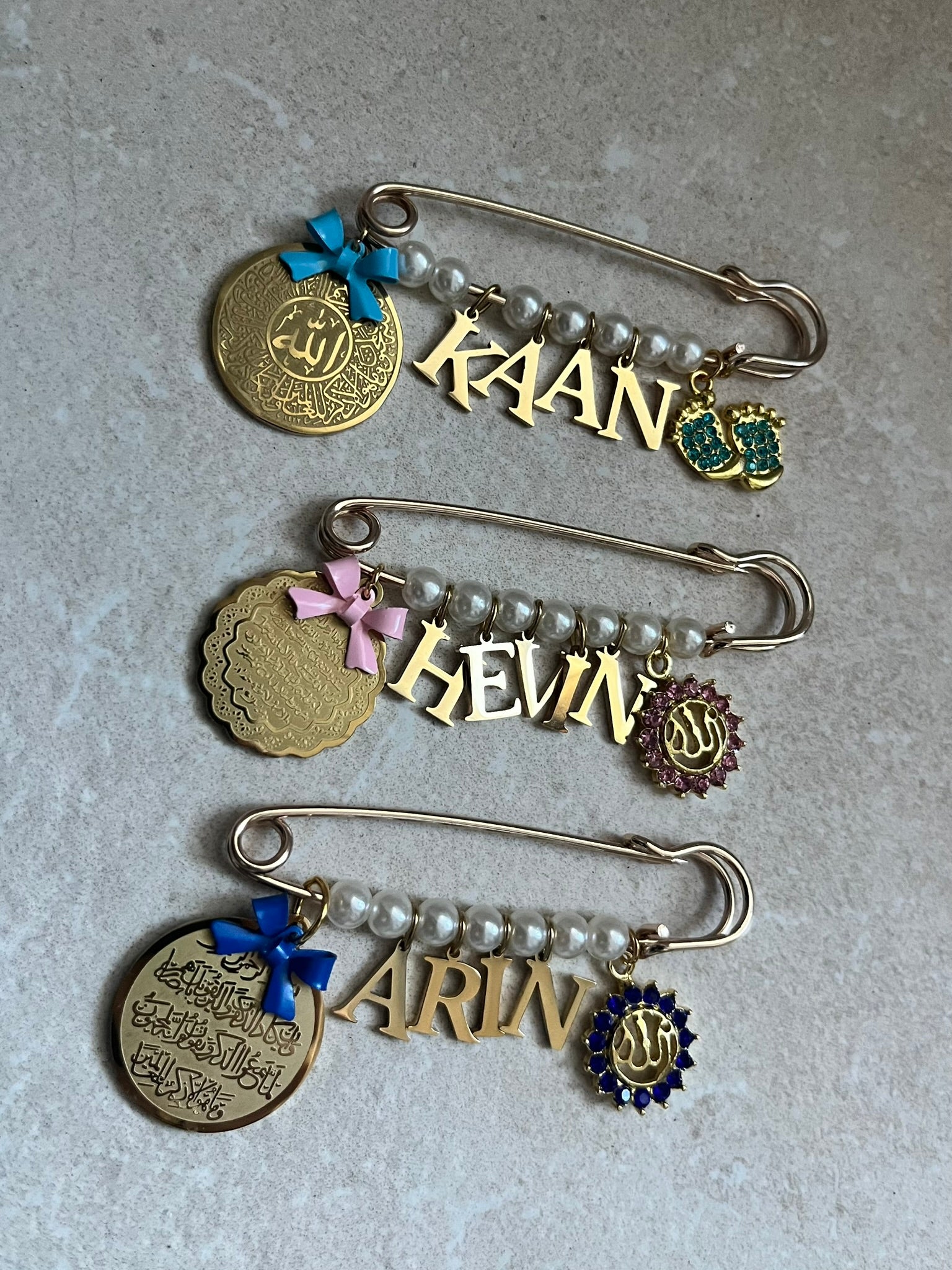 Islamische Babybrosche mit Perlen