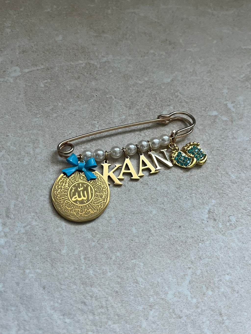 Islamische Babybrosche mit Perlen