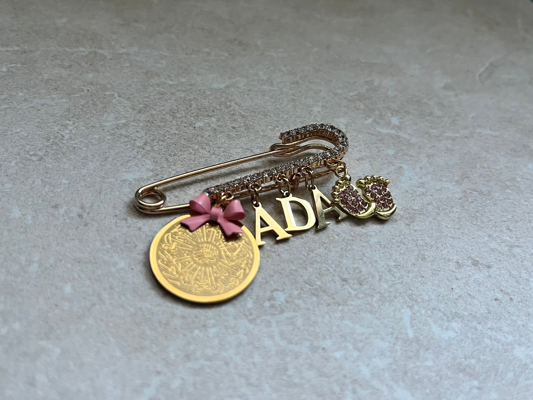 Islamische Babybrosche mit weißen Kristallsteinchen