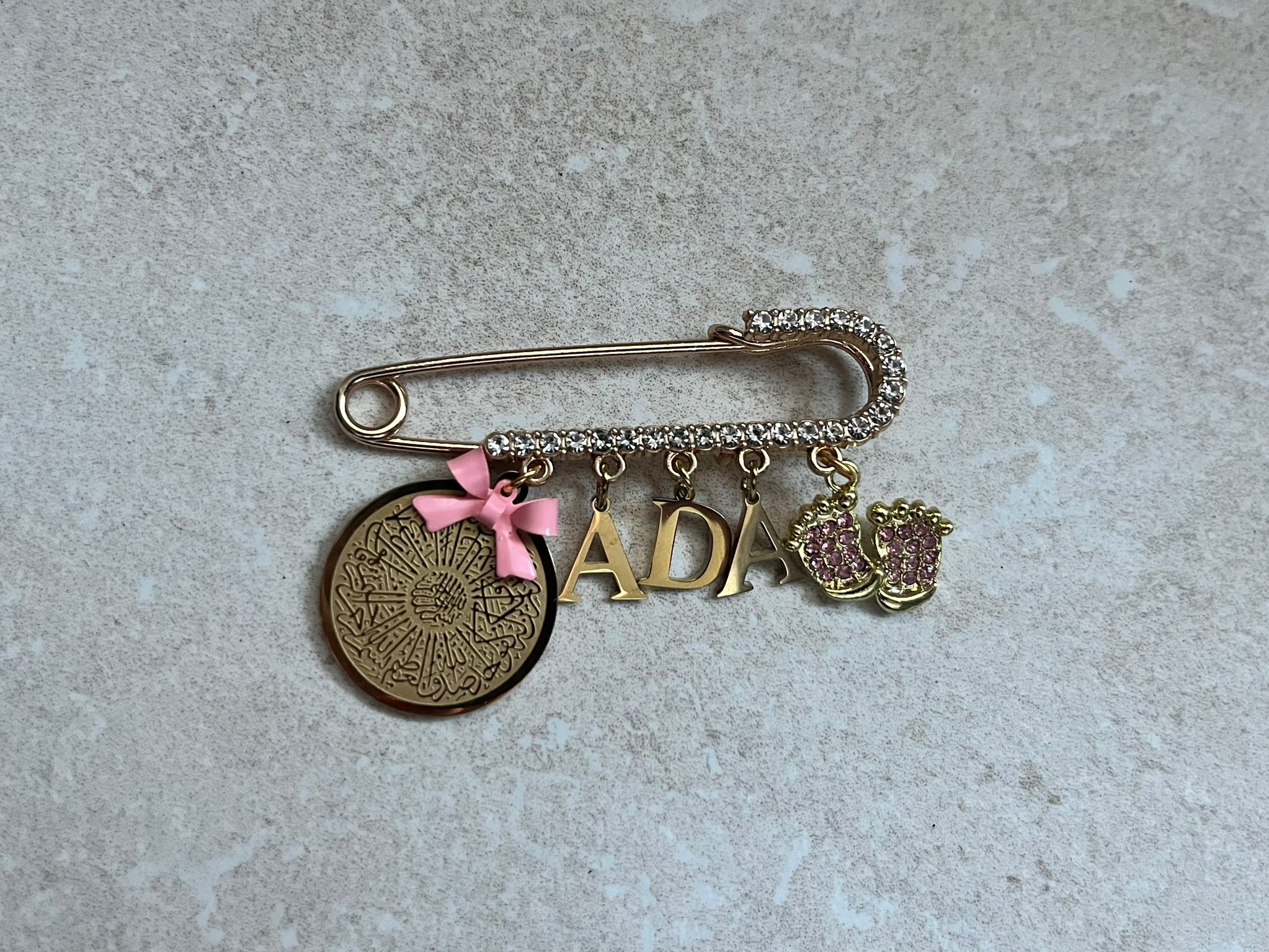 Islamische Babybrosche mit weißen Kristallsteinchen