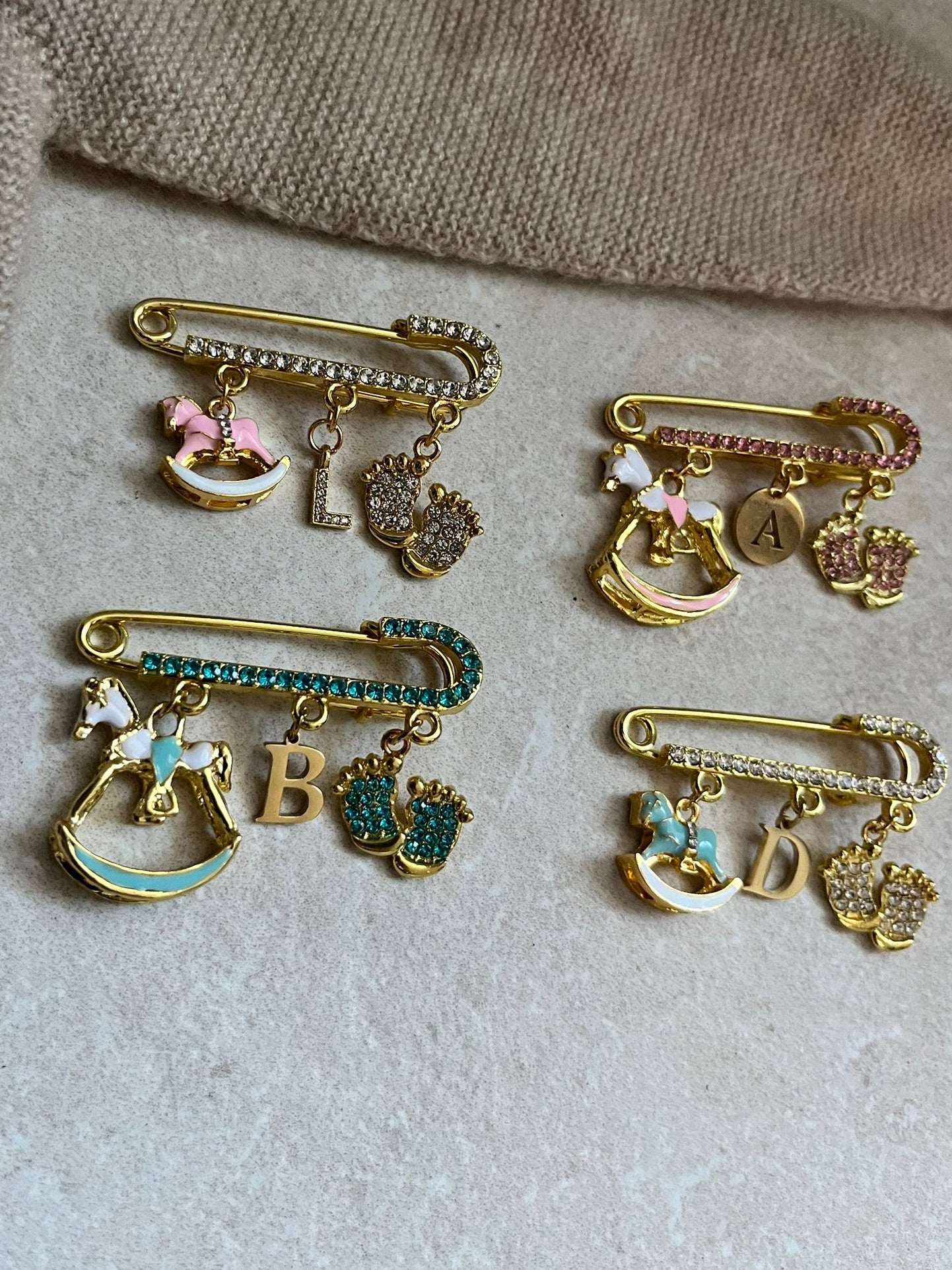 Babybrosche mit Kristallsteinchen