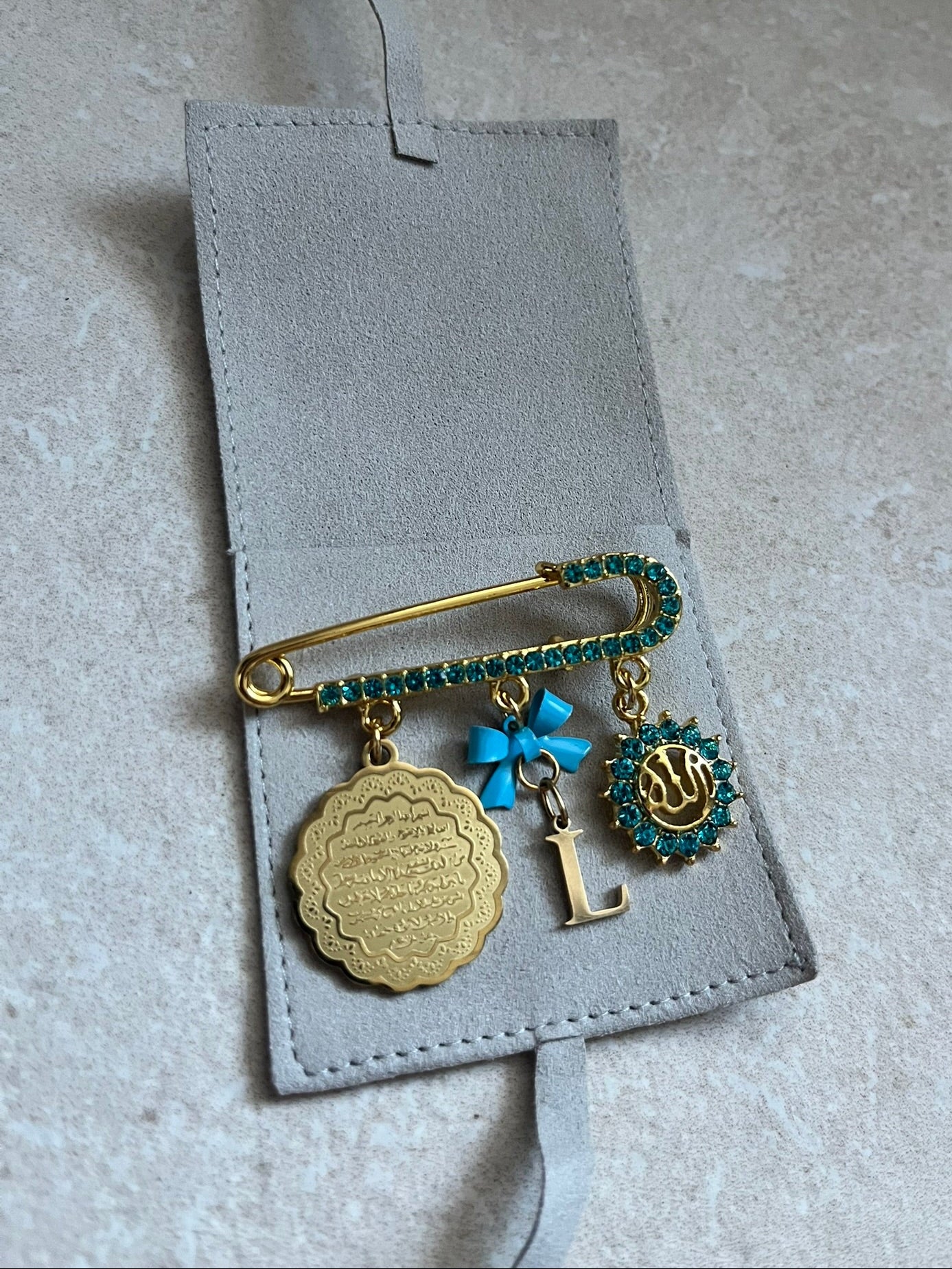 Islamische Babybrosche mit Kristallsteinchen & Schleife