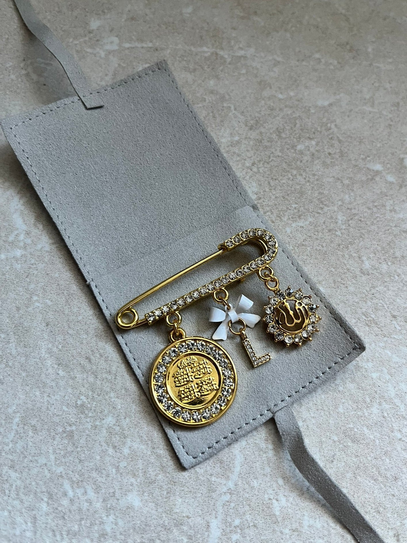 Islamische Babybrosche mit Kristallsteinchen & Schleife