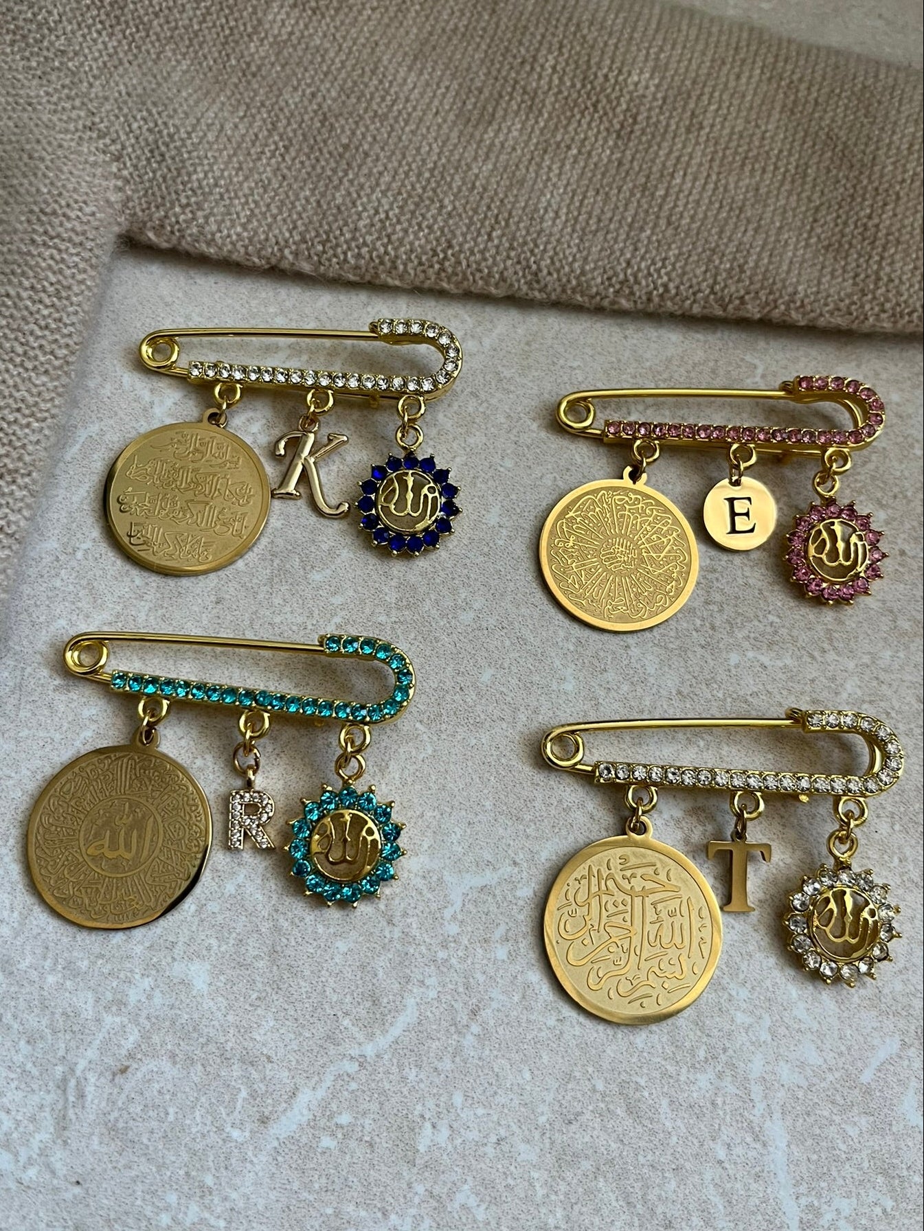 Islamische Babybrosche mit Kristallsteinchen