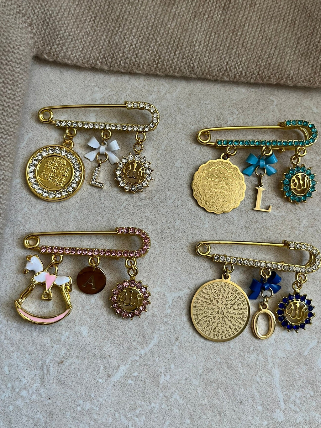 Islamische Babybrosche mit Kristallsteinchen & Schleife