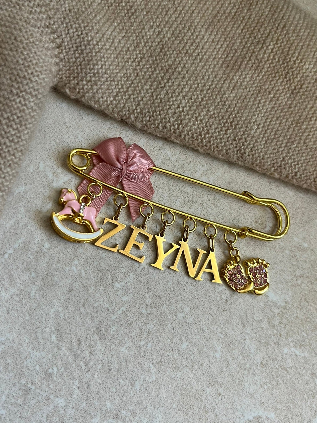 Babybrosche mit Schleife