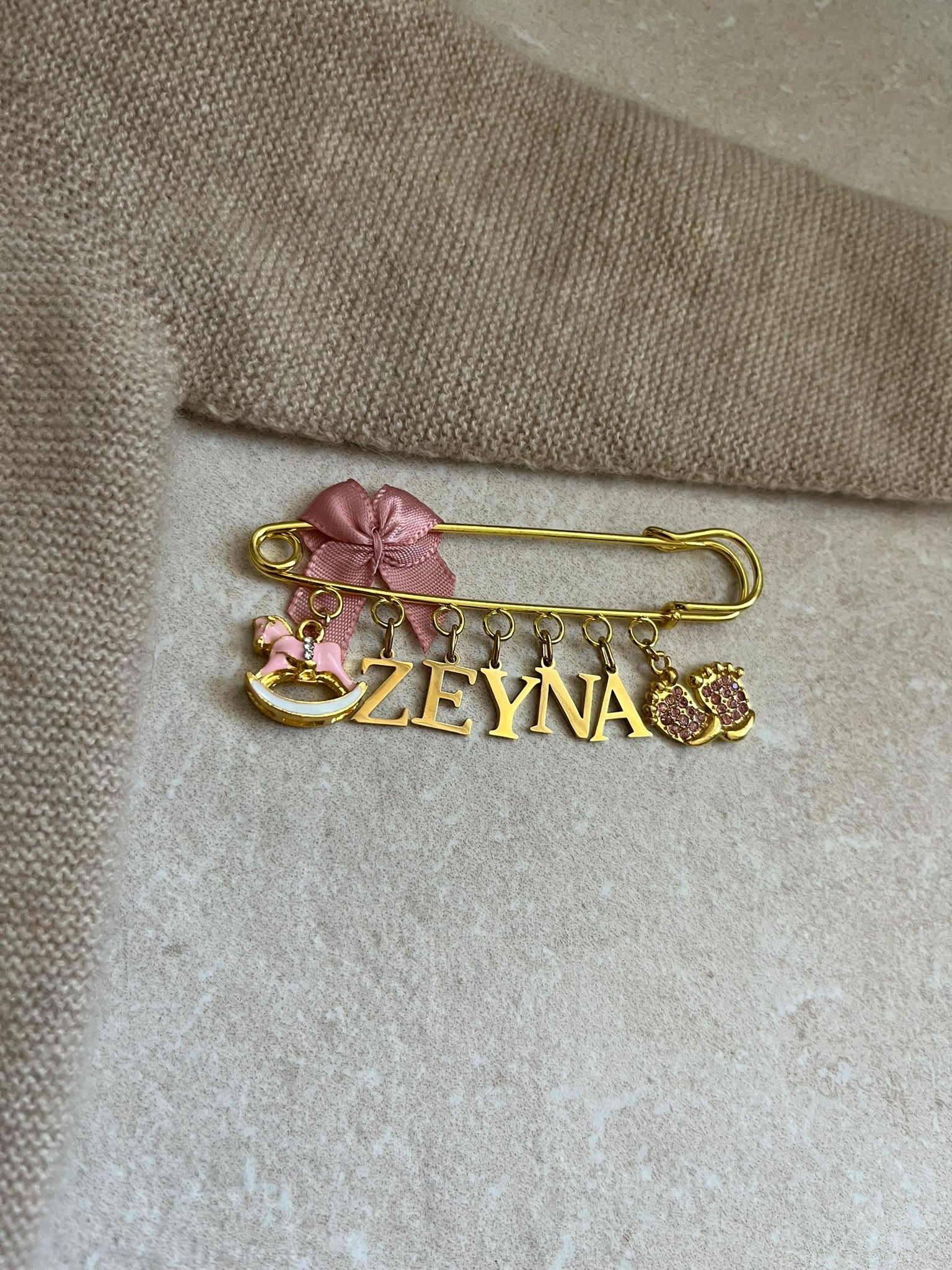 Babybrosche mit Schleife