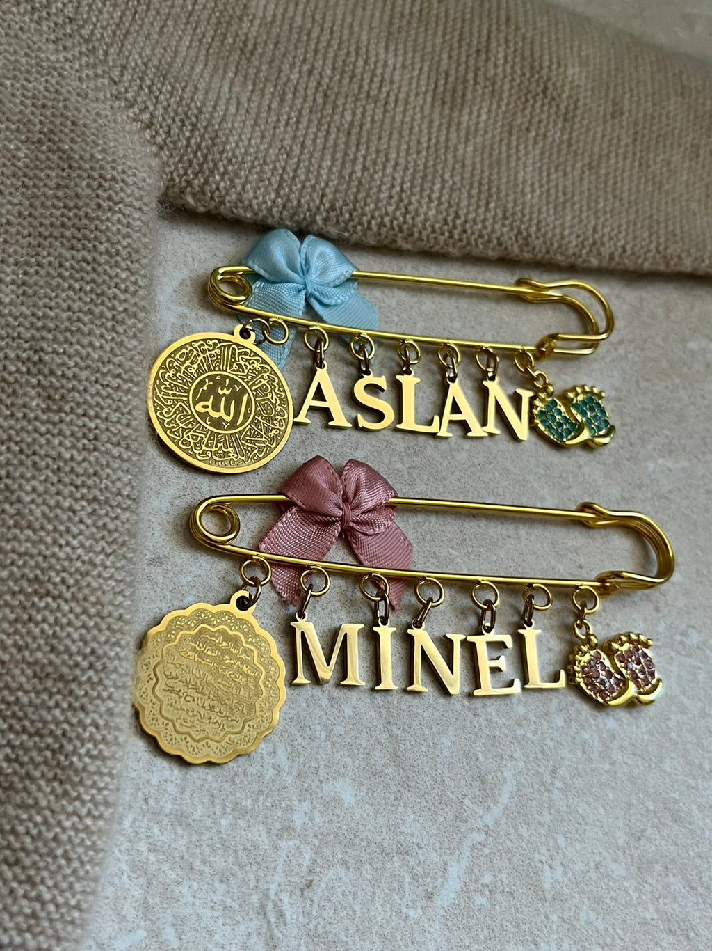 Islamische Babybrosche - Anstecknadel mit Schleife