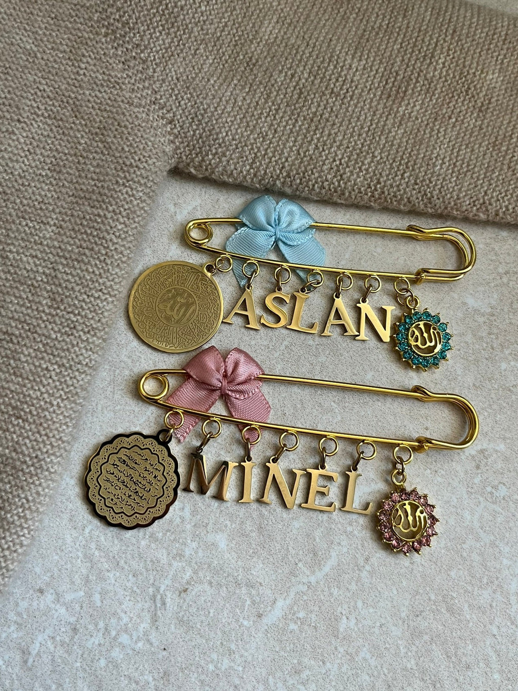 Islamische Babybrosche - Anstecknadel mit Schleife & Dua