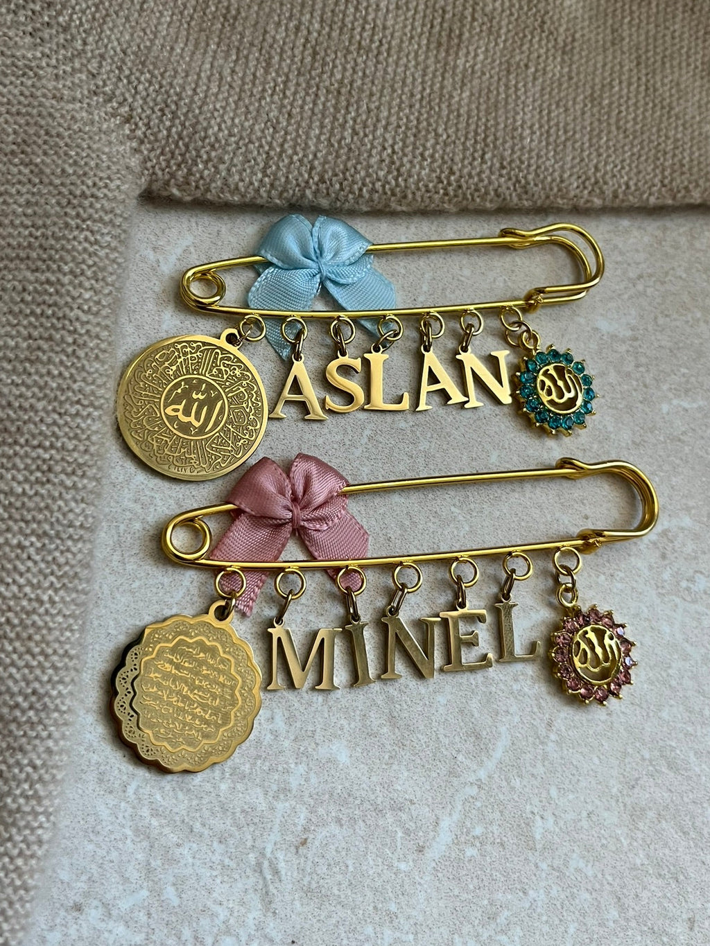 Islamische Babybrosche - Anstecknadel mit Schleife & Dua