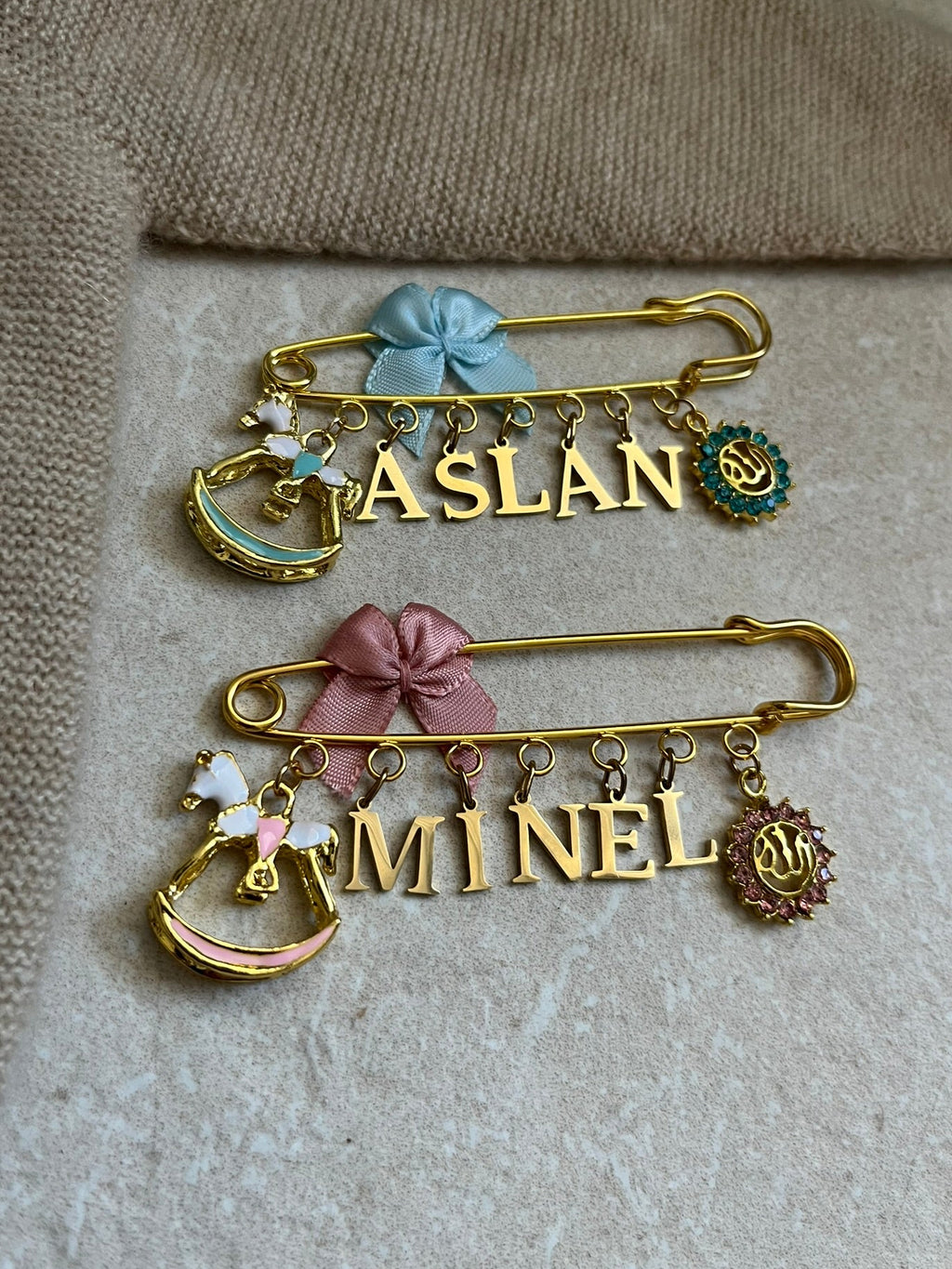 Islamische Babybrosche - Anstecknadel mit Schleife