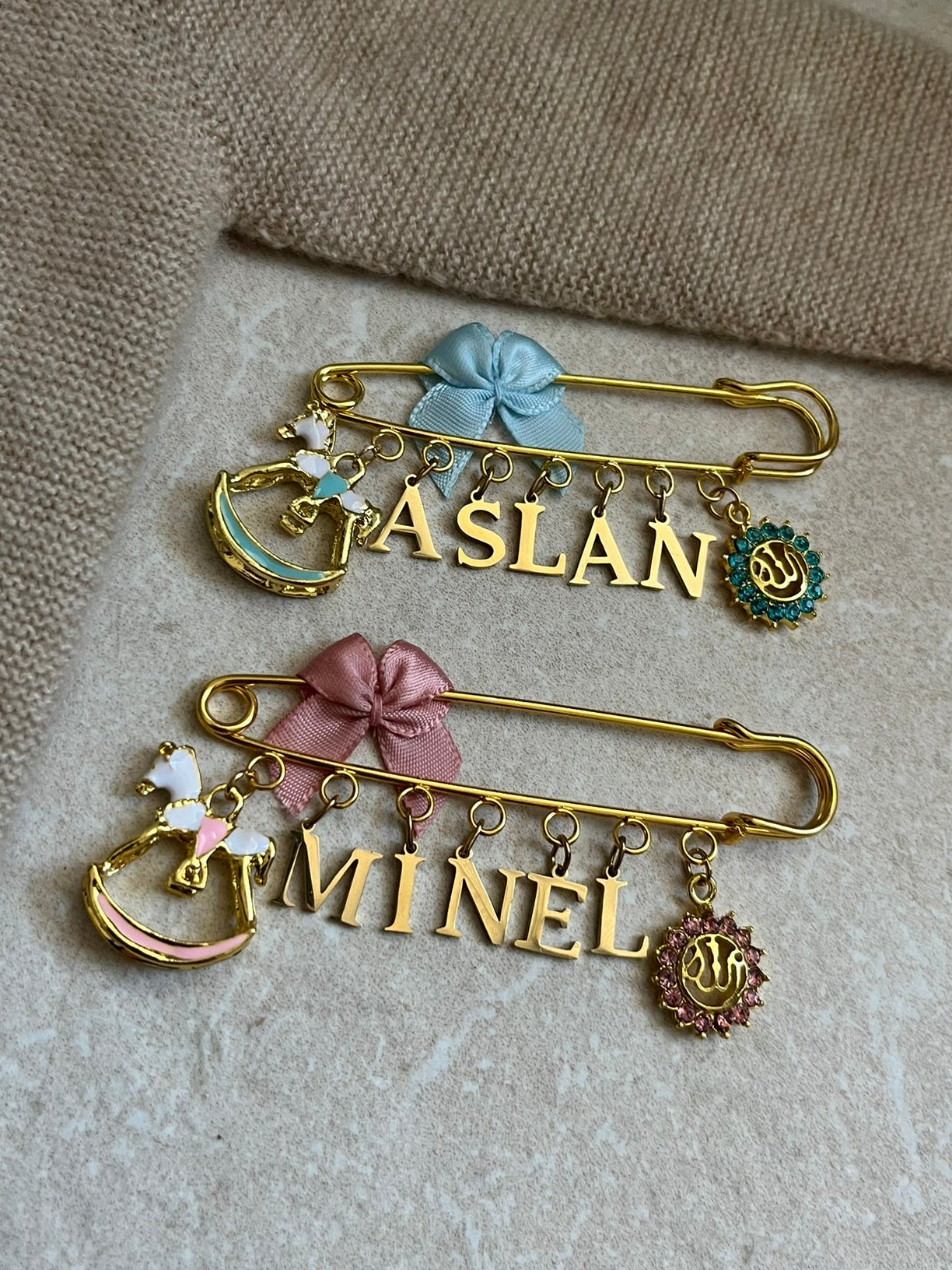 Islamische Babybrosche - Anstecknadel mit Schleife