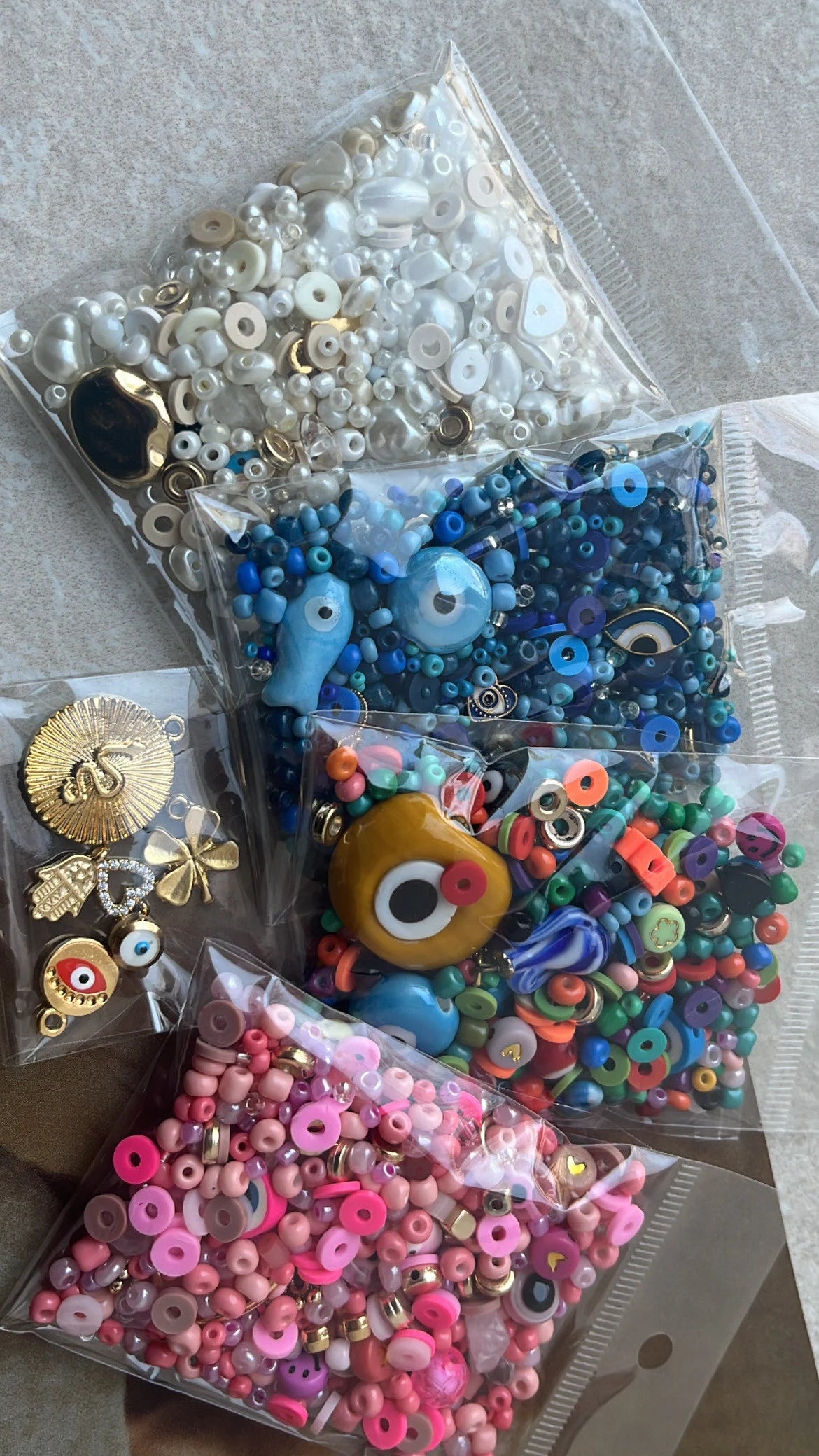 Perlenkonfetti/ Perlenmix/ mit 24K vergoldeten Charms & Anhängern